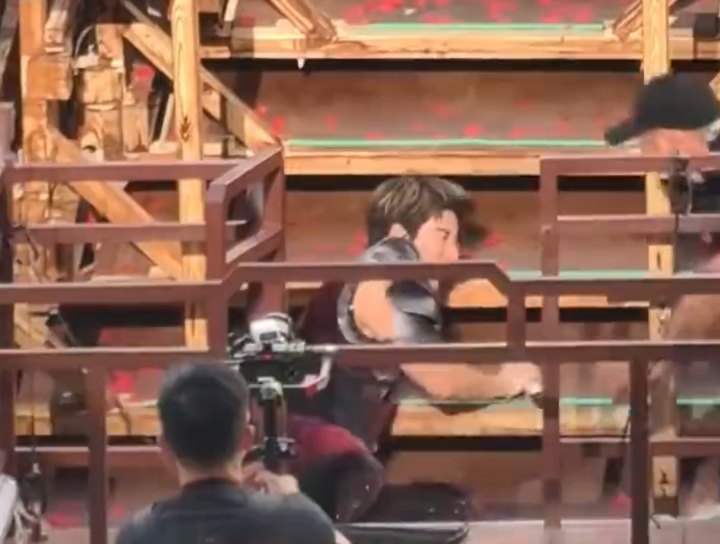 演唱会突然摔倒,王力宏缝了39针!本人回应:脚被钢丝卷到,头撞上舞台边缘,外耳软骨被撞碎,流了很多血!相关责任人被调查